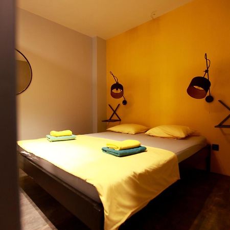 Yellow Black Magic Tesalonika Bagian luar foto